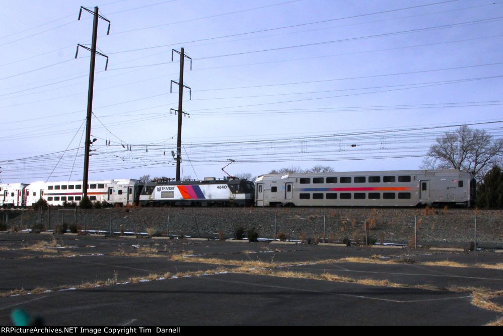 NJT 4640 pushes west